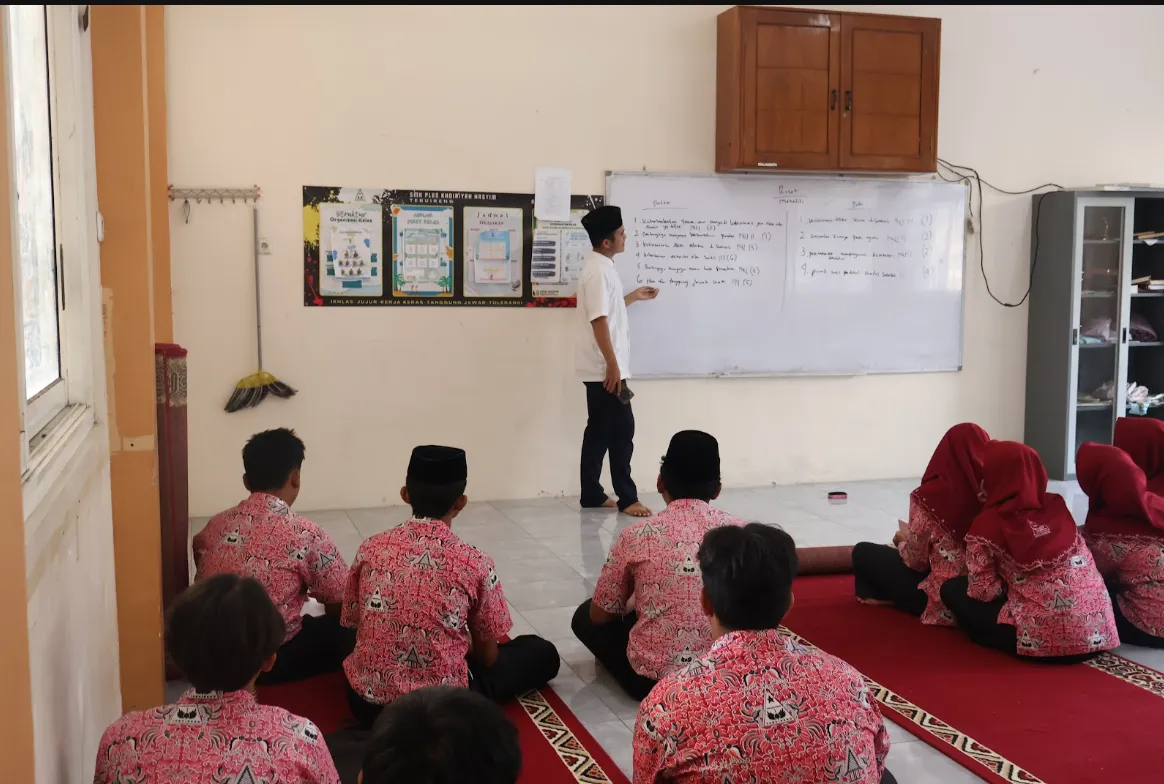 Bimbingan Belajar Menulis Artikel di SMK Plus Khoiriyah Hasyim Tebuireng