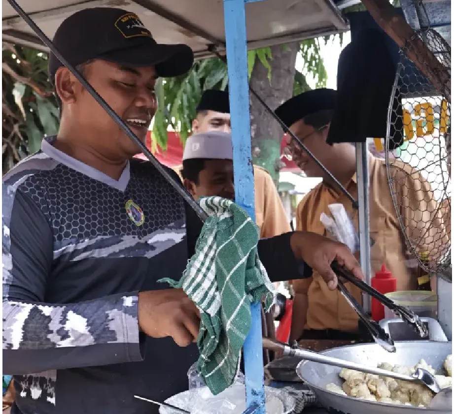 Siswa Kelas XI DKV SMK Plus Khoiriyah Hasyim Tebuireng Praktik Promosi Kuliner di Alun-Alun Jombang