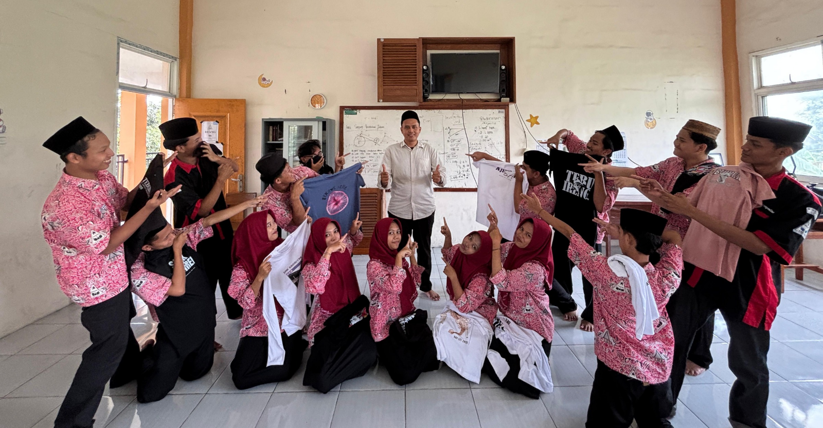 Kamis 30 Oktober 2025, Siswa Kelas XI DKV Asah Kreativitas dan Jiwa Wirausaha, Gelar Praktik Sablon Kaos DTF.