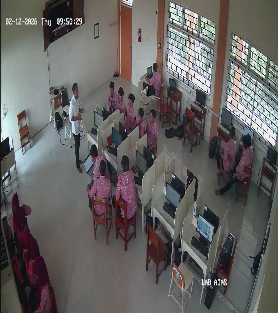 Siswa Kelas 10 DKV Asah Keterampilan Menulis Berita di Laboratorium Komputer