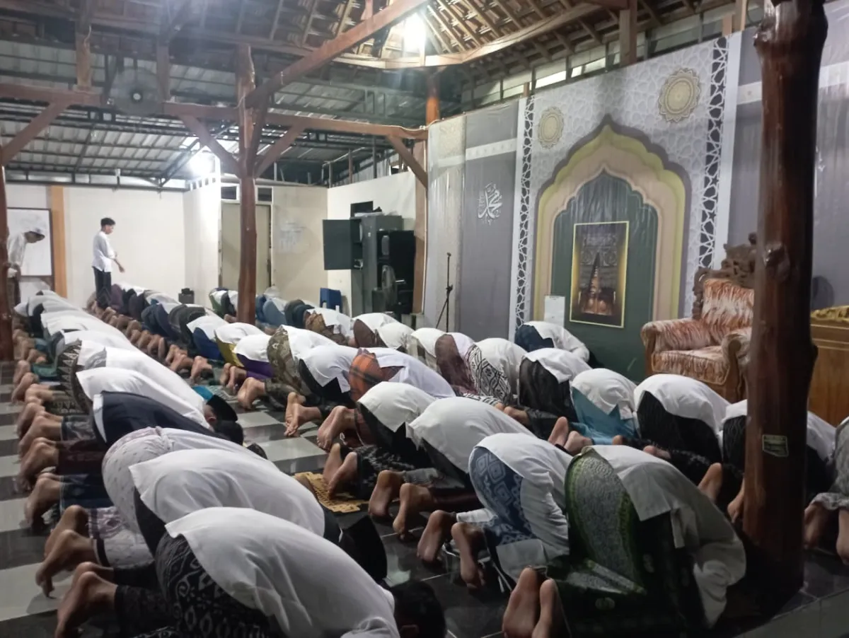 Semangat Santri SMK Plus Khoiriyah Hasyim Tebuireng di Hari Pertama Tarawih Sambut Ramadhan