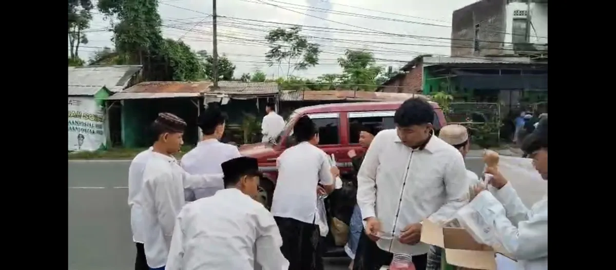 Santri SMK Plus Khoiriyah Hasyim Tebuireng Berbagi Takjil di Jalan KH. Hasyim Asy’ari