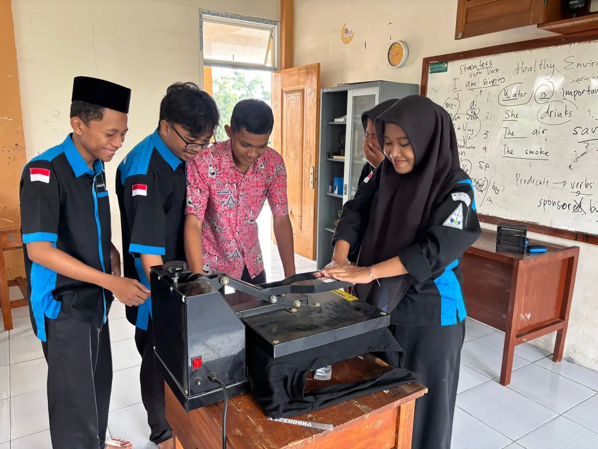 Belajar Sambil Berkarya: Serunya Praktik Sablon DTF Siswa SMK Plus Khoiriyah Hasyim